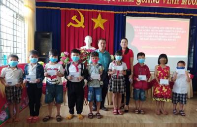 200 phần quà đến với hộ nghèo, cận nghèo và học sinh hiếu học tại xã Nghĩa Trung