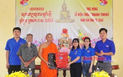 Lãnh đạo Tỉnh đoàn và thành phố Đồng Xoài thăm, chúc Tết cổ truyền đồng bào Khmer