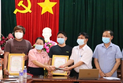 Bù Đăng: Hai Vườn lan tại xã Phước Sơn ủng hộ 50 triệu đồng Quỹ phòng chống Covid-19 xã Phước Sơn