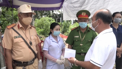 Lãnh đạo huyện Chơn Thành thăm, tặng quà lực lượng tuyến đầu
