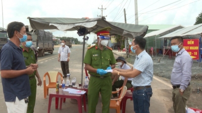 Liên các hội doanh nhân, hoa lan Chơn Thành tặng 345 triệu đồng cho lực lượng tuyến đầu