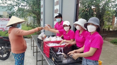 Ấm lòng những suất ăn miễn phí trước cổng Mái ấm Minh Trần