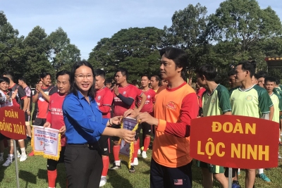 Phó Bí thư tỉnh Đoàn Lê Thị Hồng Phấn trao cờ cho các đội bóng tham gia giải