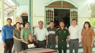 Lãnh đạo tỉnh Bình Phước, thăm tặng quà chúc tết mẹ Việt Nam anh hùng tại thị xã Chơn Thành