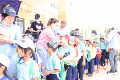 Bù Đăng: 450 phần quà trao tặng học sinh khó khănhộ nghèo tại xã Đoàn Kết