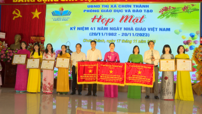 Họp mặt kỷ niệm 41 năm Ngày nhà giáo Việt Nam