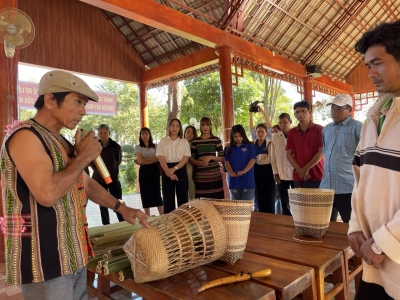 Bù Đăng: Hơn 40 học viên người dân tộc thiểu số được tập huấn truyền dạy nghề đan gùi truyền thống