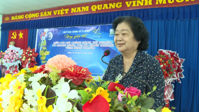 Nguyên Phó Chủ tịch nước Trương Mỹ Hoa trao quà tết tại thị xã Chơn Thành