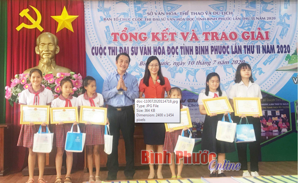 Phó trưởng Ban Tuyên giáo Tỉnh ủy Lê Thị Thanh Loan và Phó giám đốc Sở Văn hóa, Thể thao và Du lịch Đỗ Minh Trung trao giấy chứng nhận cho các em đạt giải