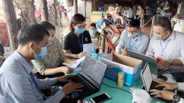 Công chức, viên chức thực hiện nhập thông tin người từ tỉnh khác vào Bình Phước tại Chốt kiểm soát dịch bệnh covid-19 trên Quốc lộ 13, huyện Chơn Thành