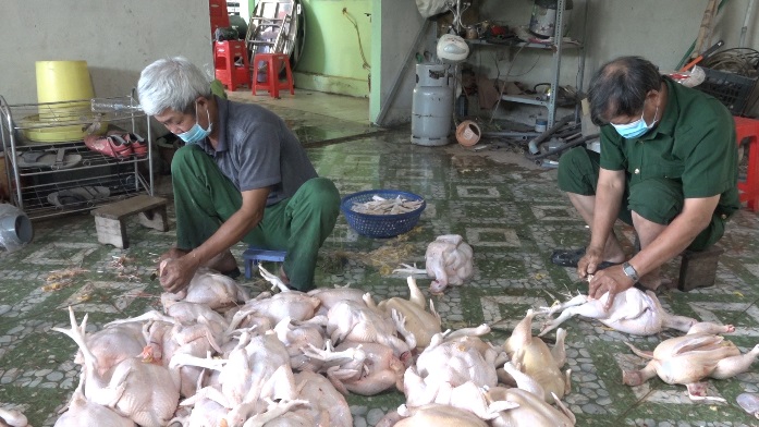 Hội CCB huyện Chơn Thành tiếp sức hơn 200kg thịt gà cho nhân dân vùng dịch