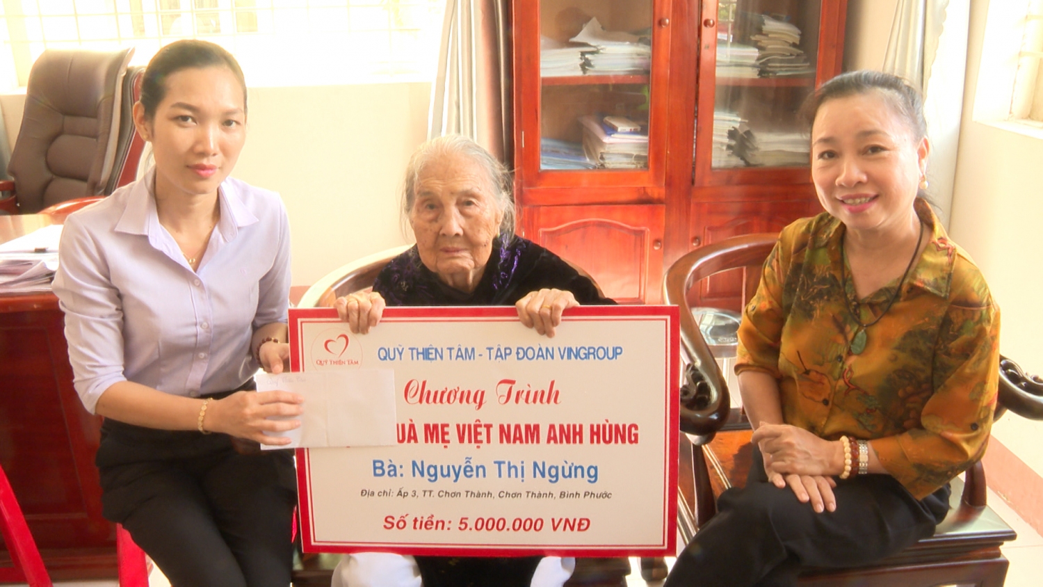 Đoàn lãnh đạo Tỉnh ủy-HĐND-UBND-UBMTTQVN tỉnh Bình Phước thăm tặng quà mẹ Việt Nam anh hùng, các gia đình chính sách tiêu biểu trên địa bàn huyện Chơn Thành