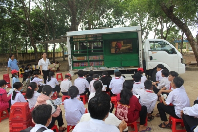Xe thư viện lưu động “Ánh sáng tri thức” đưa văn hóa đọc đến với học sinh trên tuyến biên giới huyện Lộc Ninh