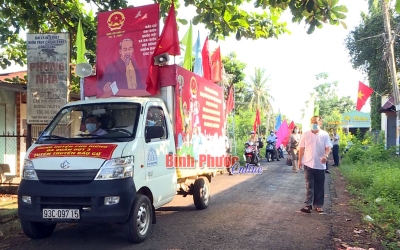 Phú Riềng tuyên truyền lưu động về bầu cử và phòng, chống dịch Covid-19