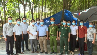 Lãnh đạo huyện Chơn Thành thăm hỏi động viên các Chốt kiểm soát phòng chống dịch Covid -19