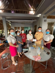 Phụ nữ thị trấn Chơn Thành, tặng quà cho các lực lượng nơi tuyến đầu phòng chống dịch bệnh Covid-19