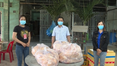 Công đoàn Đài Truyền thanh- Truyền hình huyện Chơn Thành: trao tặng 210 kg thịt gà tiếp sức cho lực lượng nơi tuyến đầuCông đoàn Đài Truyền thanh- Truyền hình huyện Chơn Thành: trao tặng 210 kg thịt gà tiếp sức cho lực lượng nơi tuyến đầu