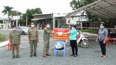 Hội Nông dân thị trấn Chơn Thành tặng quà cho vùng phong tỏa ấp 3, thị trấn Chơn Thành