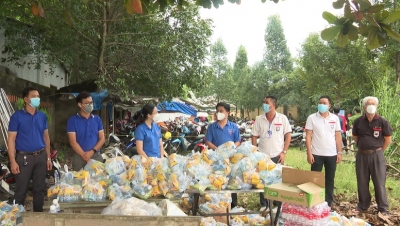Tỉnh Đoàn Bình Phước, tặng 500 phần quà hỗ trợ người dân về quê, tại chốt Ql13
