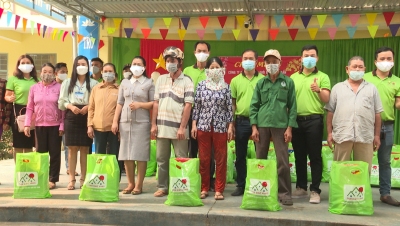 LĐLĐ huyện Chơn Thành, tặng quà 300 phần tết cho đồng bào dân tộc, công nhân lao động có hoàn cảnh khó khăn