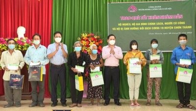 Chi nhánh Ngân hàng CSXH tỉnh Bình Phước,  mang xuân yêu thương tới các hộ tặng quà tết cho các hộ nghèo, khó khăn tại huyện Chơn Thành