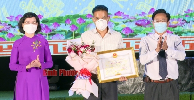 Tác giả Trần Giang Nam đoạt giải nhất thi sáng tác biểu tượng (logo) tỉnh Bình Phước