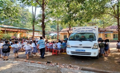 Ô tô thư viện lưu động góp phần lan tỏa văn hóa đọc trong trường học trên địa bàn tỉnh Bình Phước