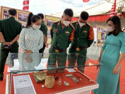 Khối LLVT và Khối Công đoàn viên chức huyện Lộc Ninh tìm hiểu hiện vật tưng bày