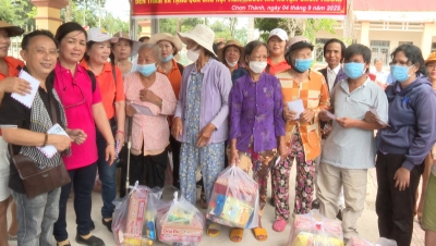 Chia sẻ yêu thương đến người mù huyện Chơn Thành