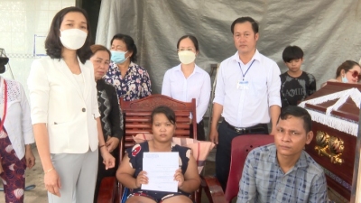 Thăm hỏi, trao hỗ trợ gia đình nạn nhân vụ cháy tại Minh Hưng