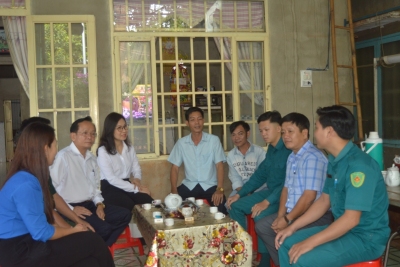Lãnh đạo thị xã Phước Long gặp gỡ, động viện và tặng quà thanh niên trúng tuyển nhập ngũ phường Phước Bình
