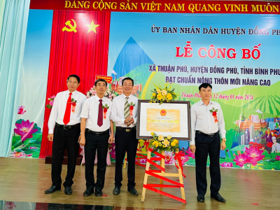 Xã Thuận Phú công bố đạt chuẩn nông thôn mới nâng cao và đón nhận bằng di tích cấp tỉnh