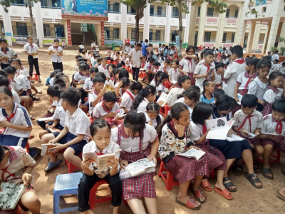 Xe thư viện lưu động đa phương tiện, đưa văn hóa đọc đến với các em học sinh trên địa bàn huyện Lộc Ninh
