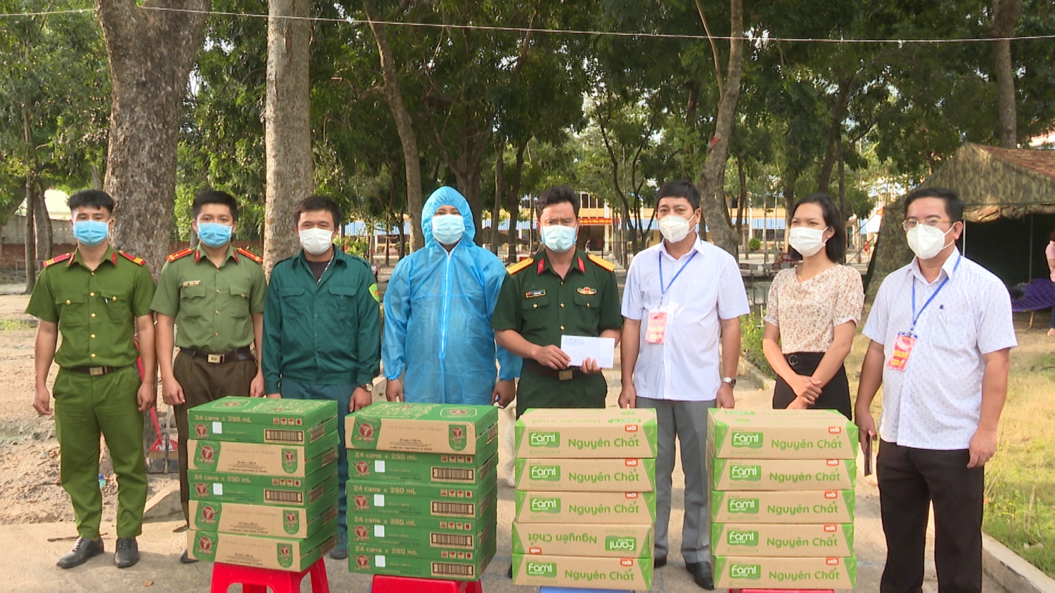 Chủ tịch UBND huyện Chơn Thành Hà Duy Đạt, thăm tặng quà các chốt kiểm soát và khu cách ly