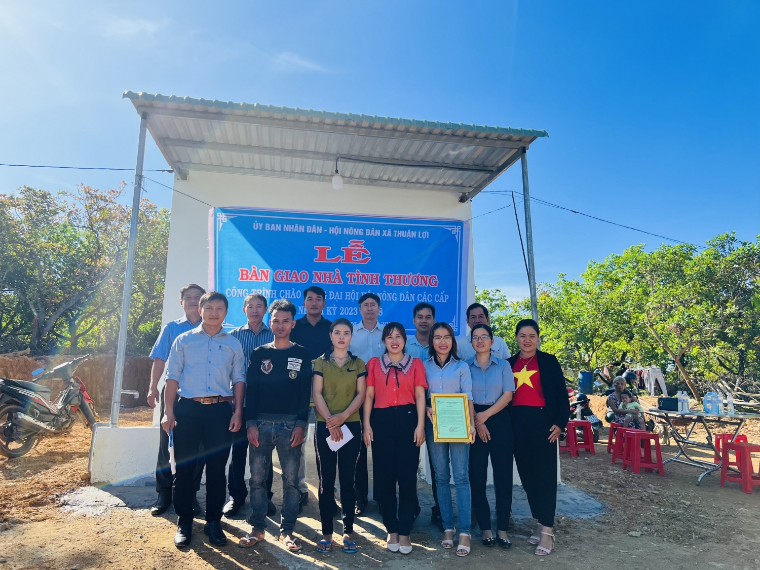 Hội Nông dân xã Thuận Lợi trao tặng nhà tình thương cho hội viên khó khăn