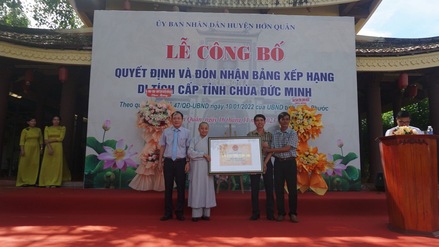 Announcing the Decision and awarding the ranking certificate of Duc Minh Pagoda as a provincial relic